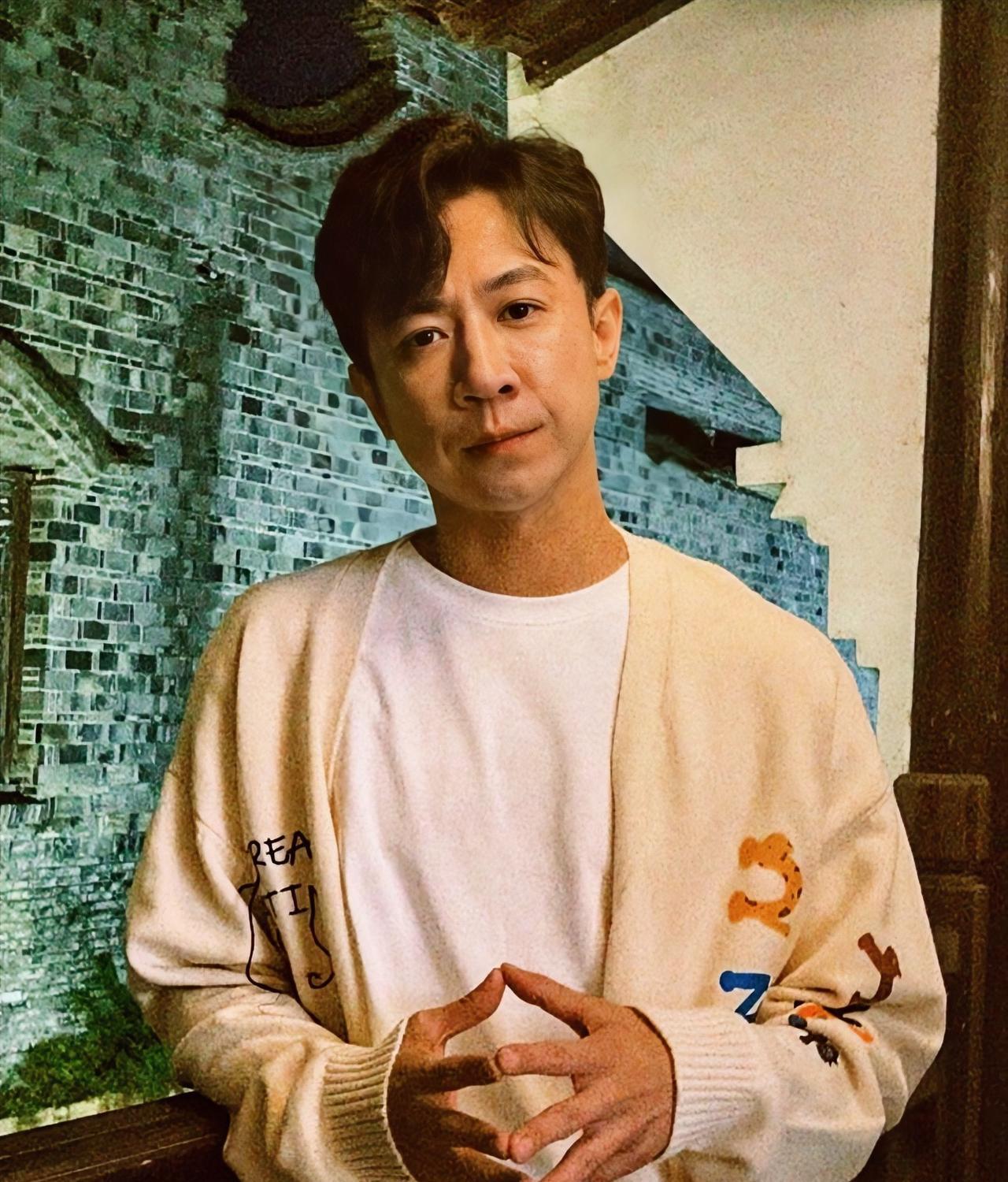 张维伊这人，是让人越来越看不懂了，明明是丈母娘的生日，走到哪的开场白就是自己