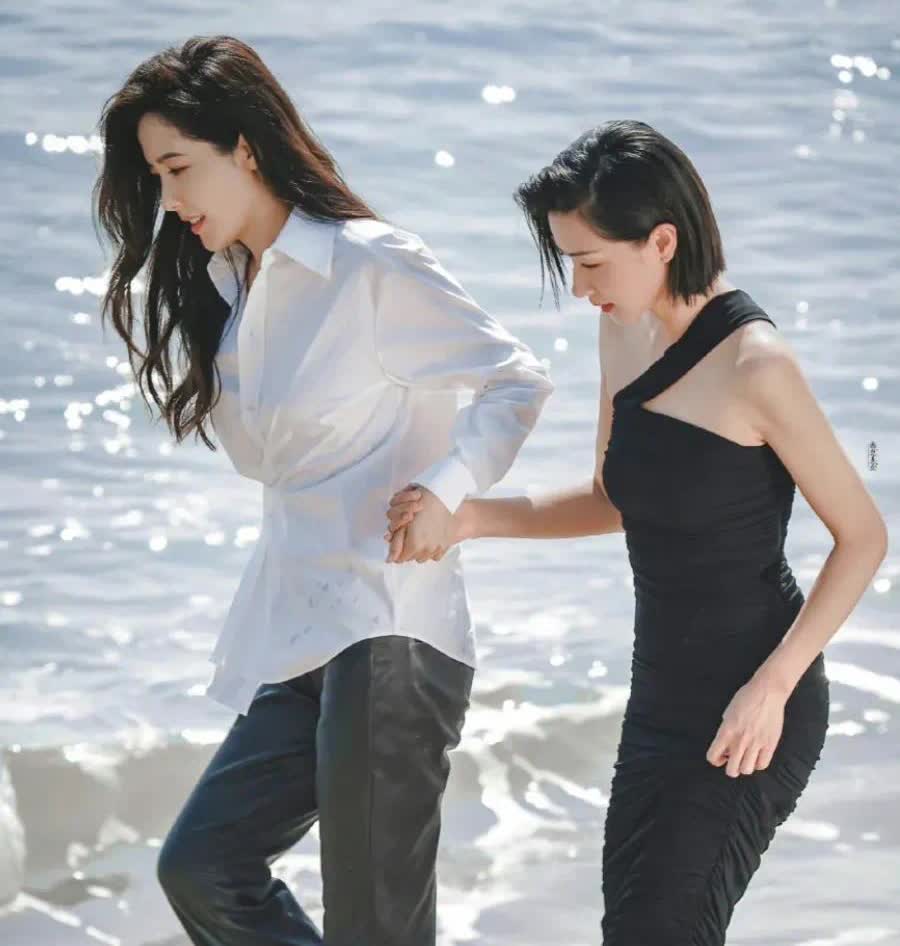 48岁曾黎和43岁万茜海边大片～你认为她们俩谁才是演技最佳？