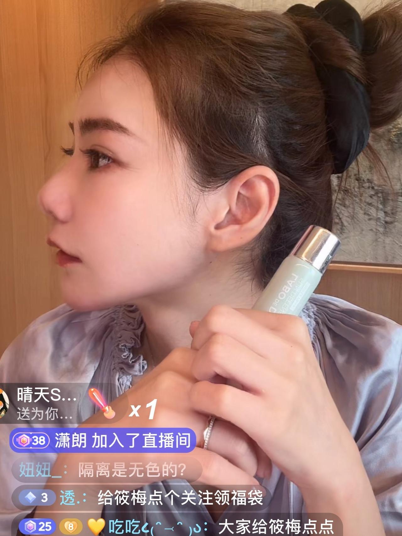 马筱梅在直播汪小菲就在客厅里忙碌着！有网友问怎么听着家里这么多人啊？筱梅笑着讲
