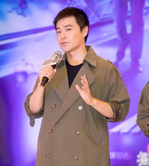 初见导演陈思诚，不禁暗自惊叹：这变化也太大了吧！再一瞧资料，原来他都47岁了，我