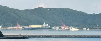 今日海军动态：最新消息，两艘尚未刷舷号的052DM导弹驱逐舰现身，停靠在航母山