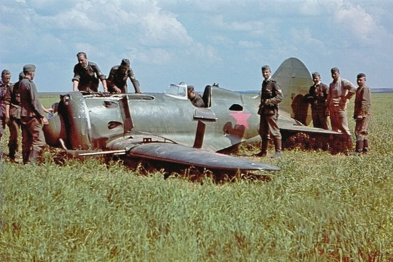 ​1941年夏天，德军士兵在检查在被击落的苏联I-16战机。
