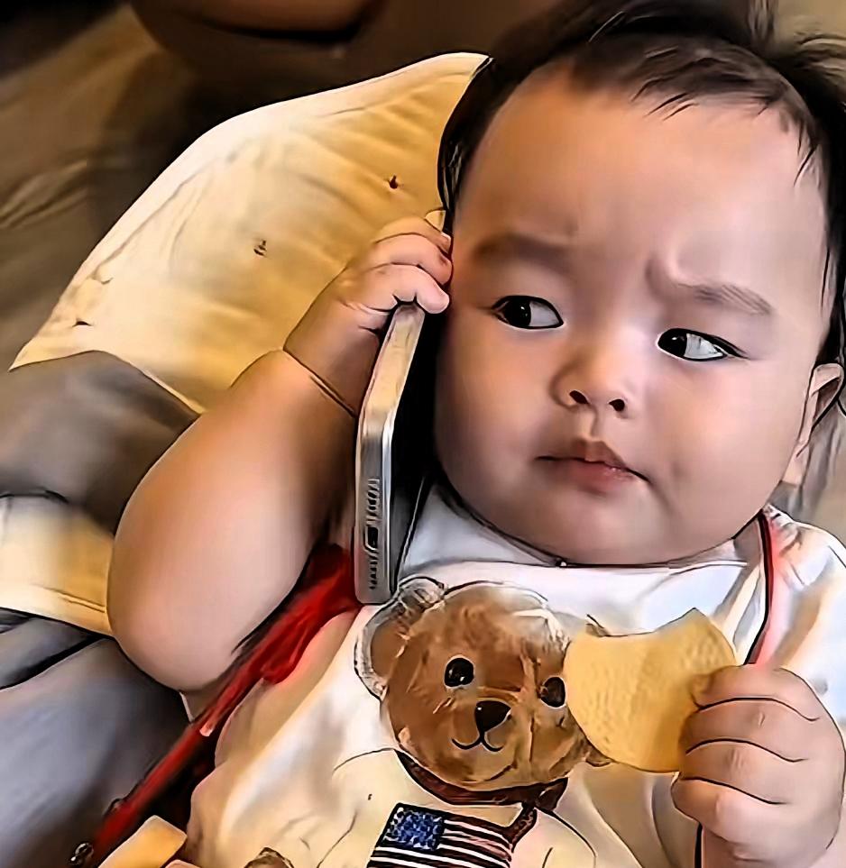 同样出自一个父亲，兄弟姐妹的样貌差距，有时候会超出大众想象。汪家小公子的近照流出