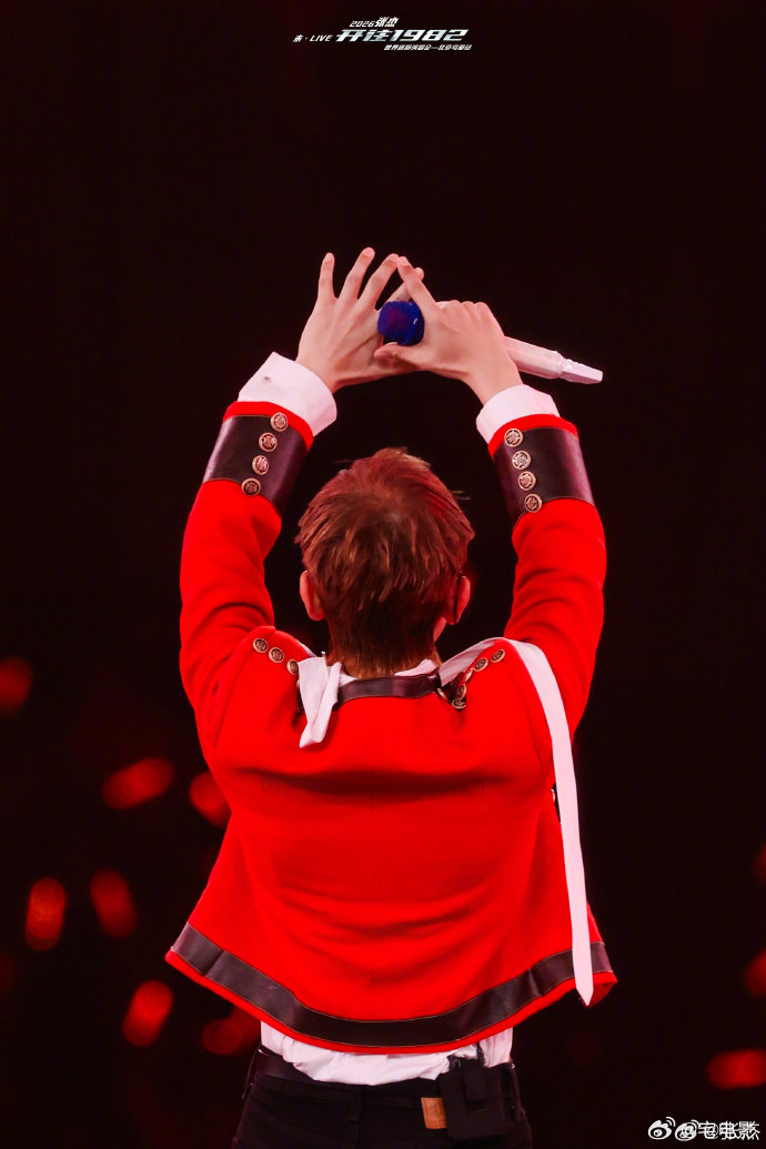 张杰伴舞都跳不动了张杰还在jump看张杰演唱会这段真的服了，全程高能蹦跳，伴