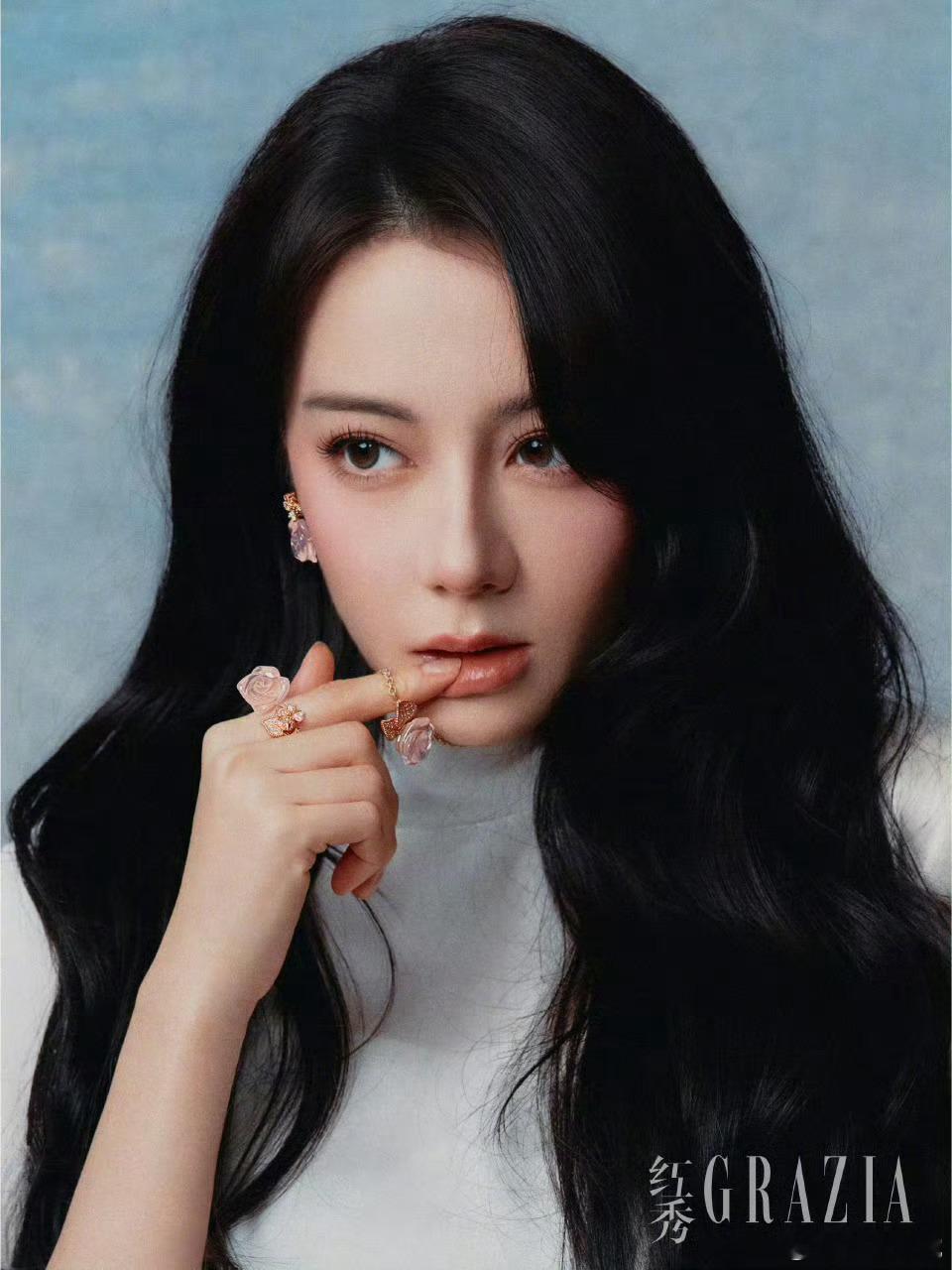 迪丽热巴红秀开屏每次都要感叹，这个鼻梁是真实存在的嘛女娲炫技之作！