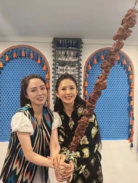佟丽娅和董璇贴脸拍美照，才发现姐俩已经长得不像了……佟丽娅是新疆人，对当地还