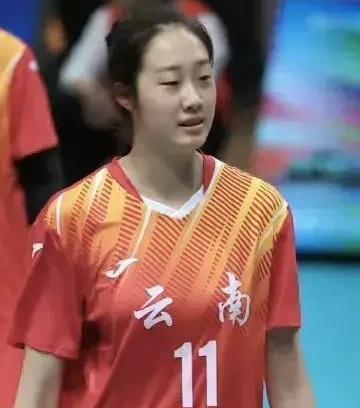 在上海女排的副攻中，有一位来自云南女排的副攻杨玛依婷，今年刚刚只有22岁，身高1