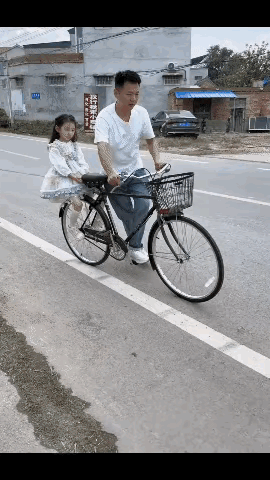 其实这种车子，可以从前面骑上去的。