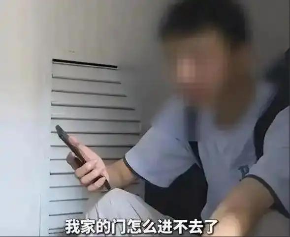 湖南，男生高考考了575分，离父母要求的985、211院校相差甚远，被父母扫地出