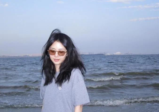 救命！谭松韵的状态也太绝了吧！在海边穿个基础款T恤，愣是穿出了满满的少女感，完