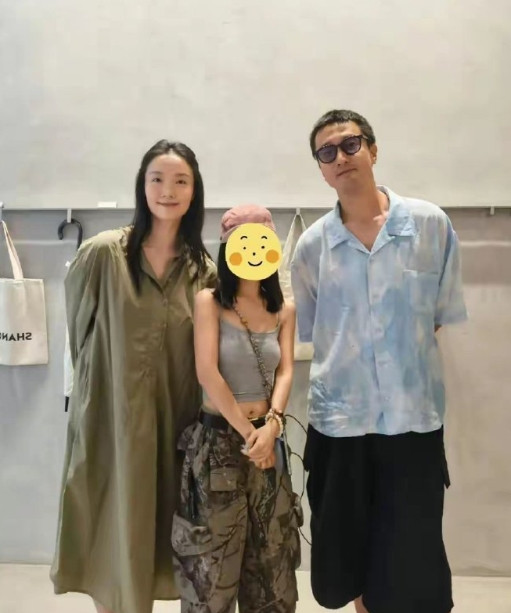 王传君身高一米八七，站在他身旁的妻子齐溪174cm，相差13cm的两人，看着竟然