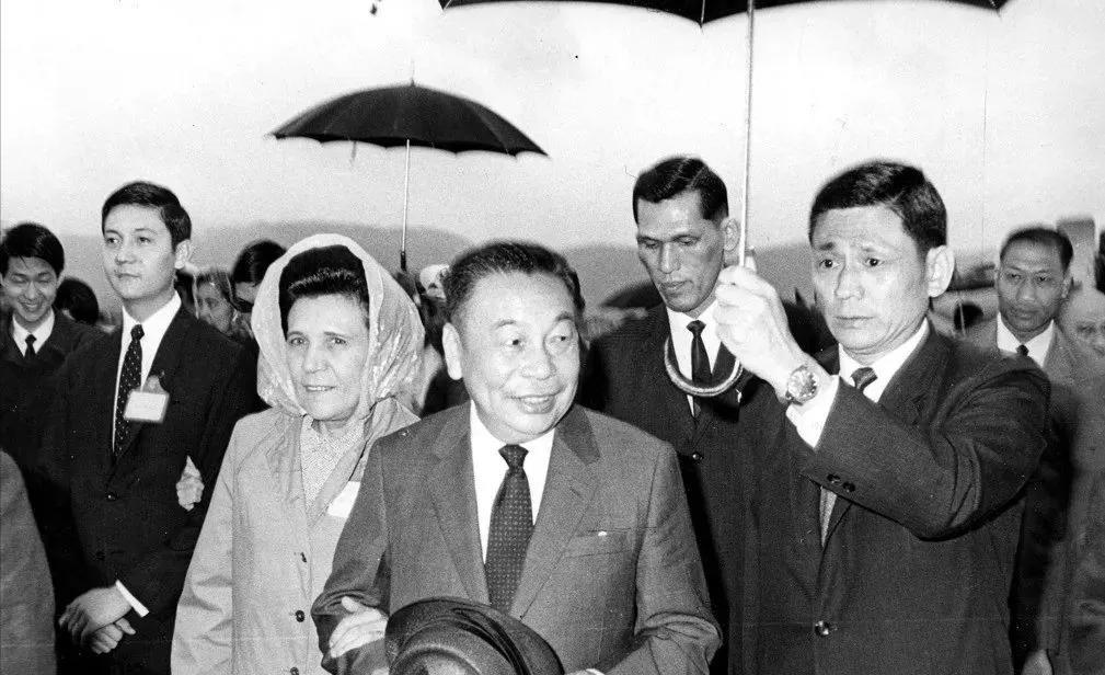 蒋经国没想到，这一次，父亲蒋介石竟然当着那么多人的面，狠狠扇了他一巴掌，军装都还