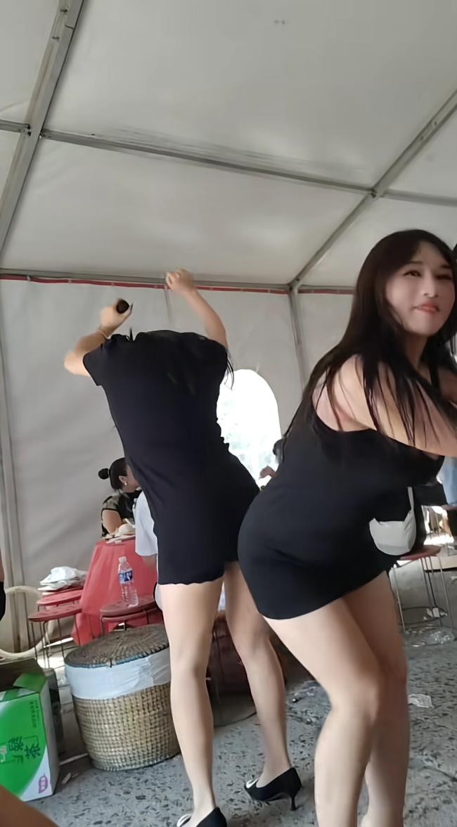 村里有人结婚，有嗨起来了