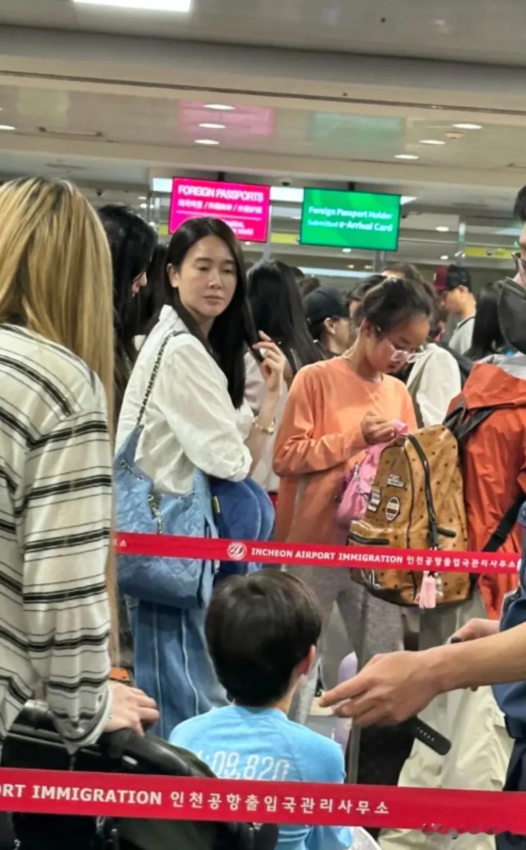 左小青带着女儿，现身韩国仁川机场，她15岁的女儿个子好高，已经超过她了，但是没有