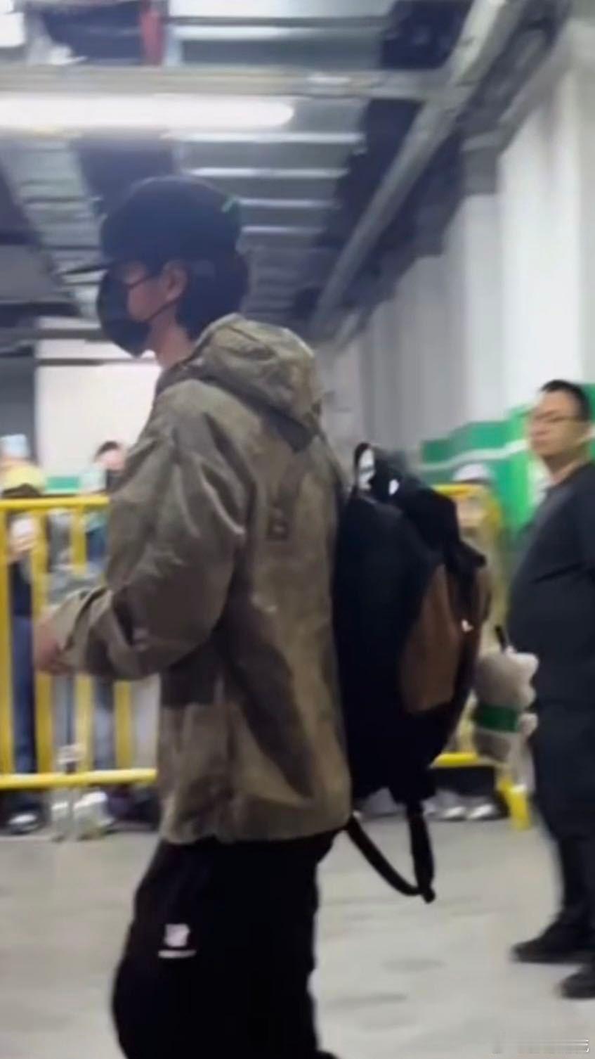 王一博小嗷一个清冷又酷，一个软萌又乖，反差感直接拉满，两个人待在一起画面和谐