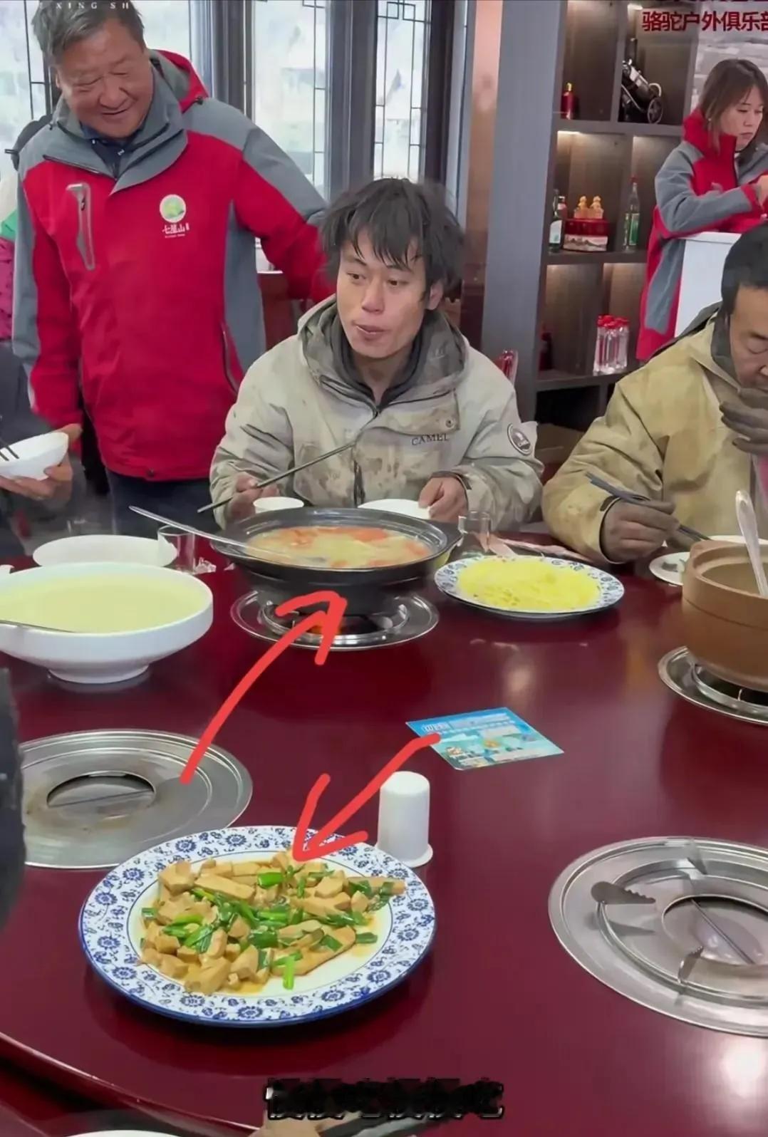 我七星山景区工作的朋友说，那荒野求生赛的组委会早算过账——14个选手再在山上熬着