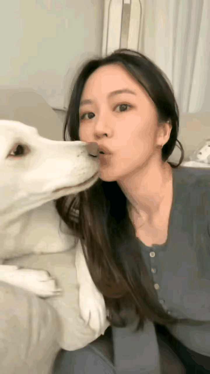 人狗撒娇，这样的动作会不会有不良后果？？评论区告诉我！[作揖][作揖][赞]