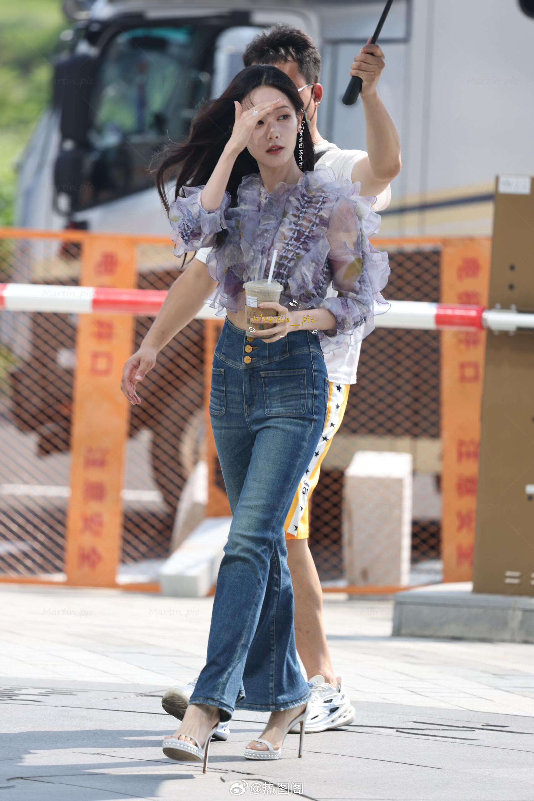 李一桐·𝙇𝙞𝙔𝙞𝙏𝙤𝙣𝙜x251005路透生图