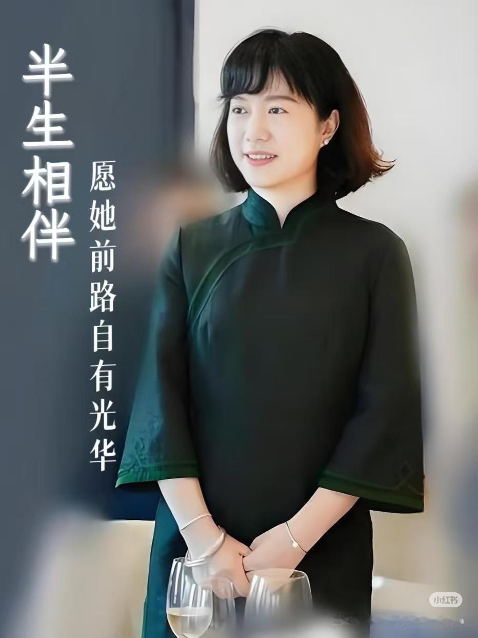 49岁的翁帆最近被讨论得不少,21年守着103岁的杨振宁,日子过得实在。有人说