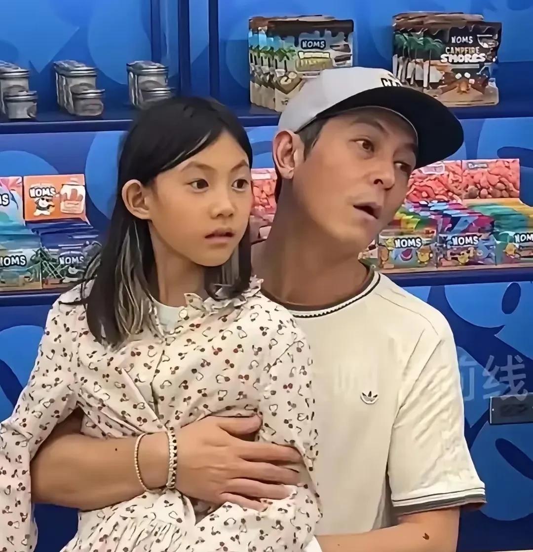 陈冠希和秦舒培的女儿都这么大了啊？可惜了，还有没有遗传陈冠希的容貌，完全就是她