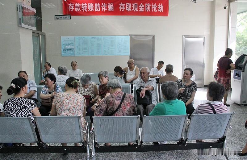 存款利率低了，我也会把钱存银行。即使存钱实际价值有有可能变小，但还是钱存银行安全