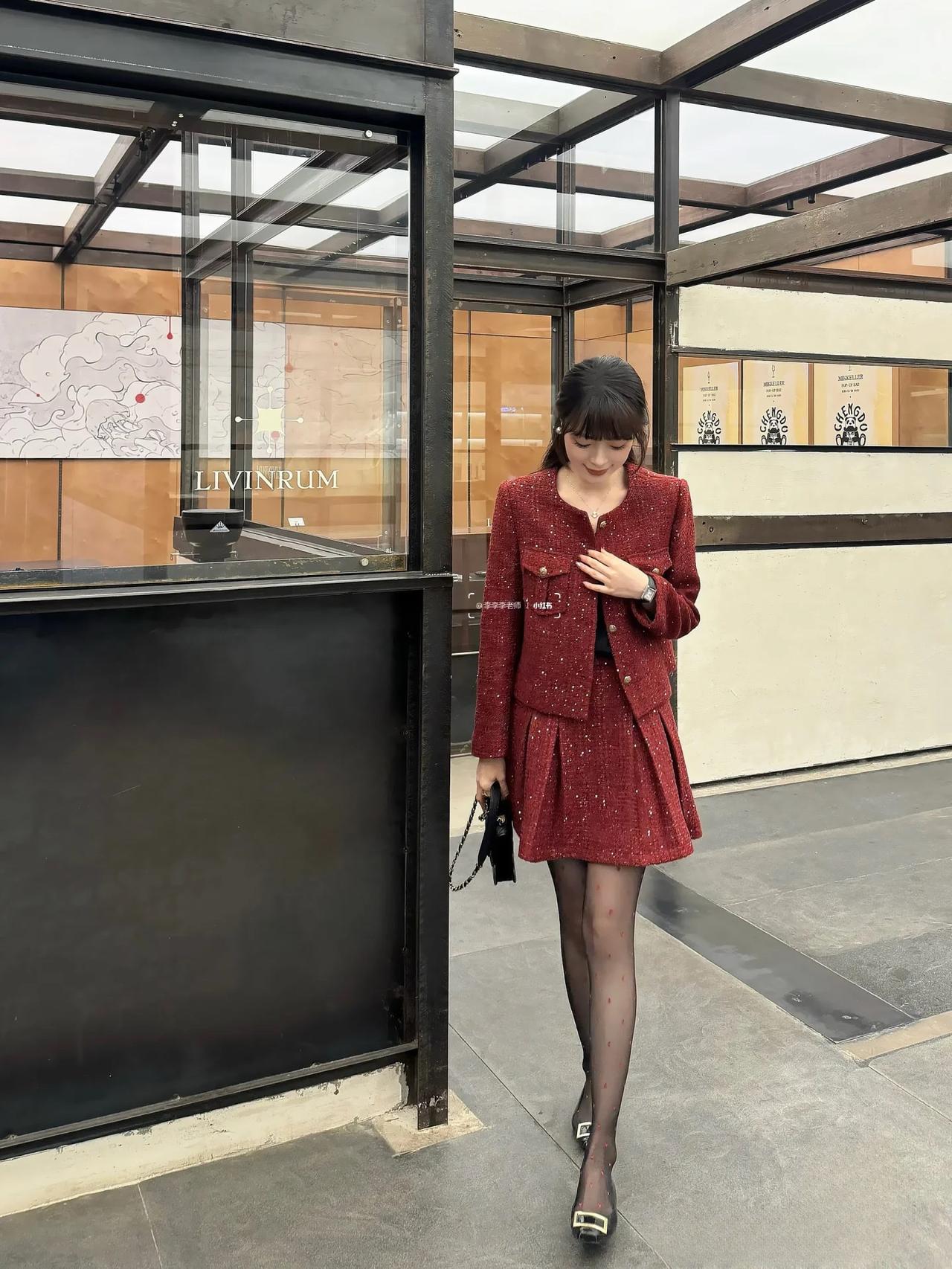 复古风穿搭，优雅气质，坐等咖啡时光。