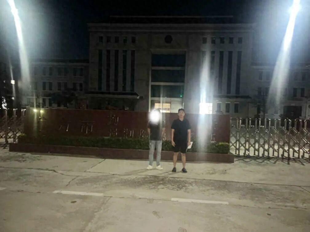 “这下傻眼了吧？”海南，男子因情感矛盾多次上门找前妻，敲门、呼喊，前妻就是不开。