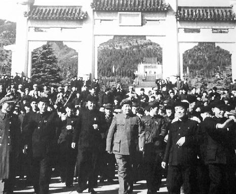 1953年2月，毛泽东同志视察南京期间登紫金山晋谒中山陵，当场向陪同的江苏省委负