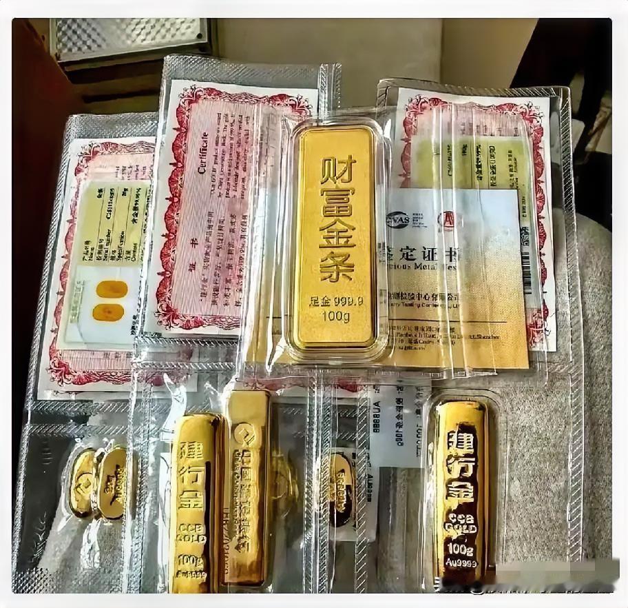 手里有黄金的人，今晚真的要吃褪黑素了。昨天金价还是925，今天开盘涨到930