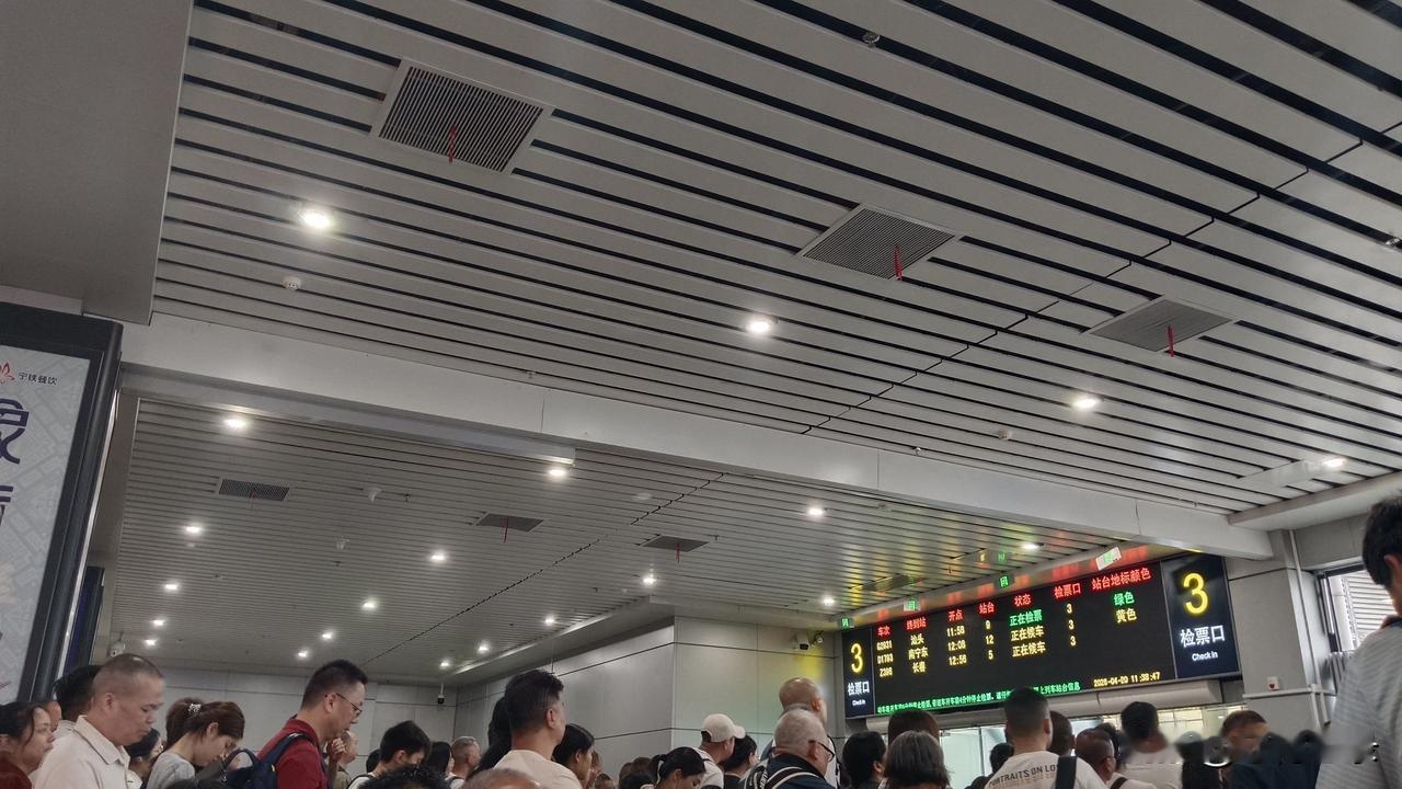 桂林还是很有潜力的，尤其是桂林北站，更有潜力。都说桂林北站很大，那得看跟谁比，