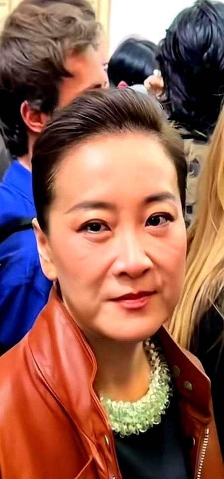 她亲手砸碎了自己的金饭碗。索尼把3个亿打过来那天，团队所有人都等着庆功宴。贾