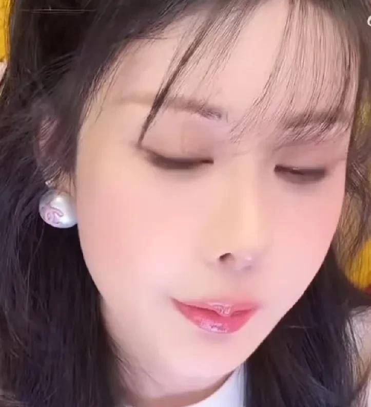 笑死！刚刷到韦雪直播说分手的时候kk就在旁边坐着现在明星处理感情的方式也太魔幻