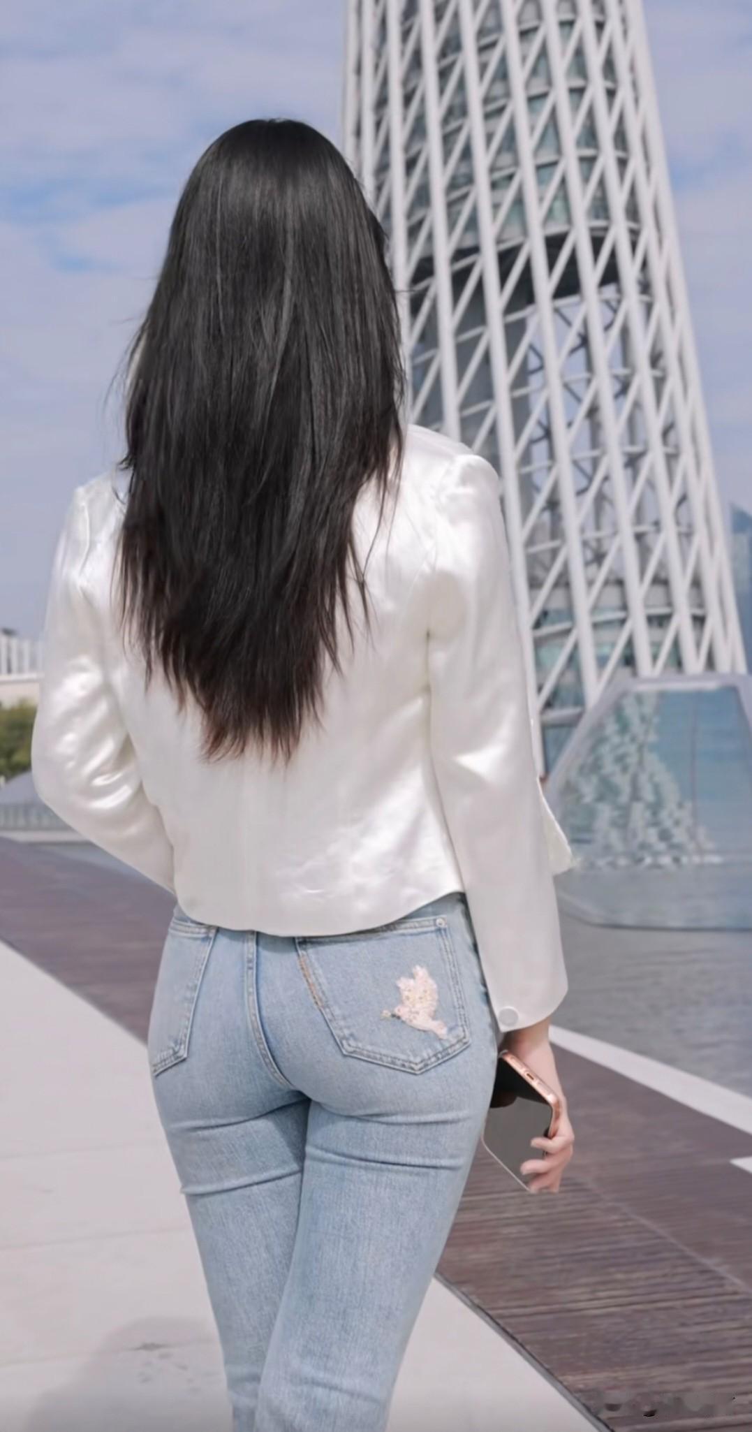 漂叶浮花两遇迟，西风摇落水寒时。