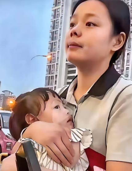 泪目！江西一位年轻妈妈刚失去丈夫，还抱着才5个月的女儿，转头就被婆家赶出门。人还