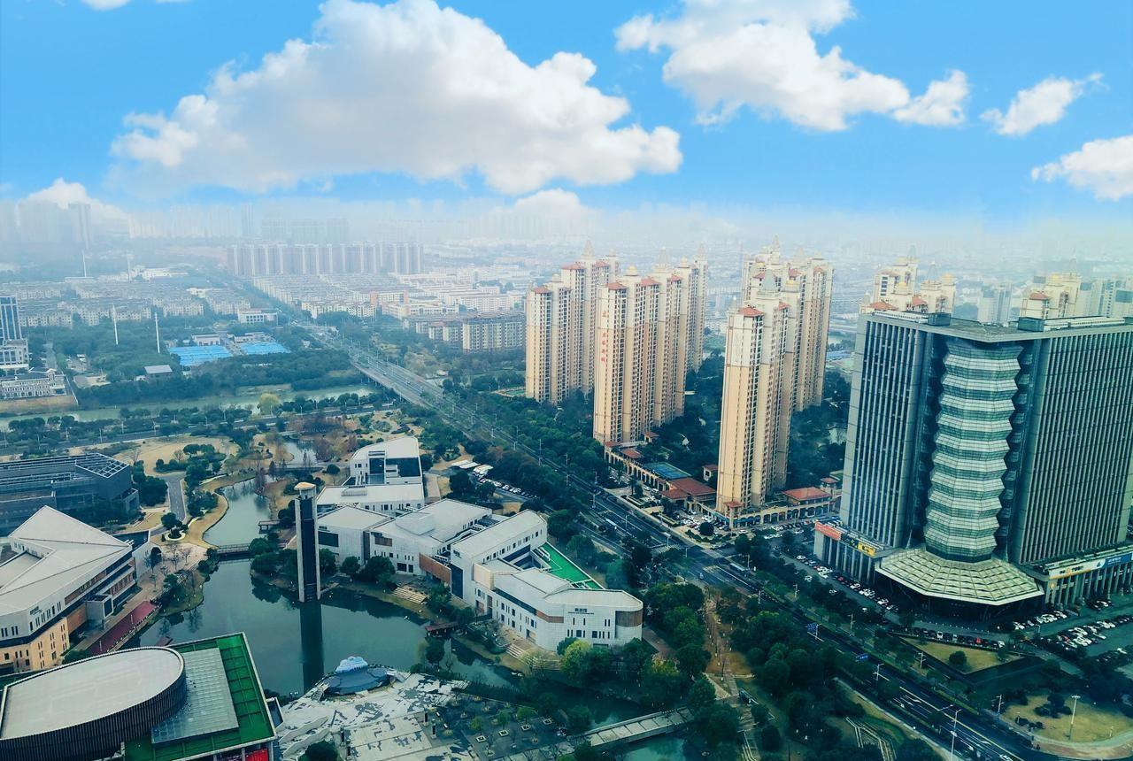 十年前从南通去上海，比从上海去日本还慢。现在？42分钟。就这一个变化，把一座