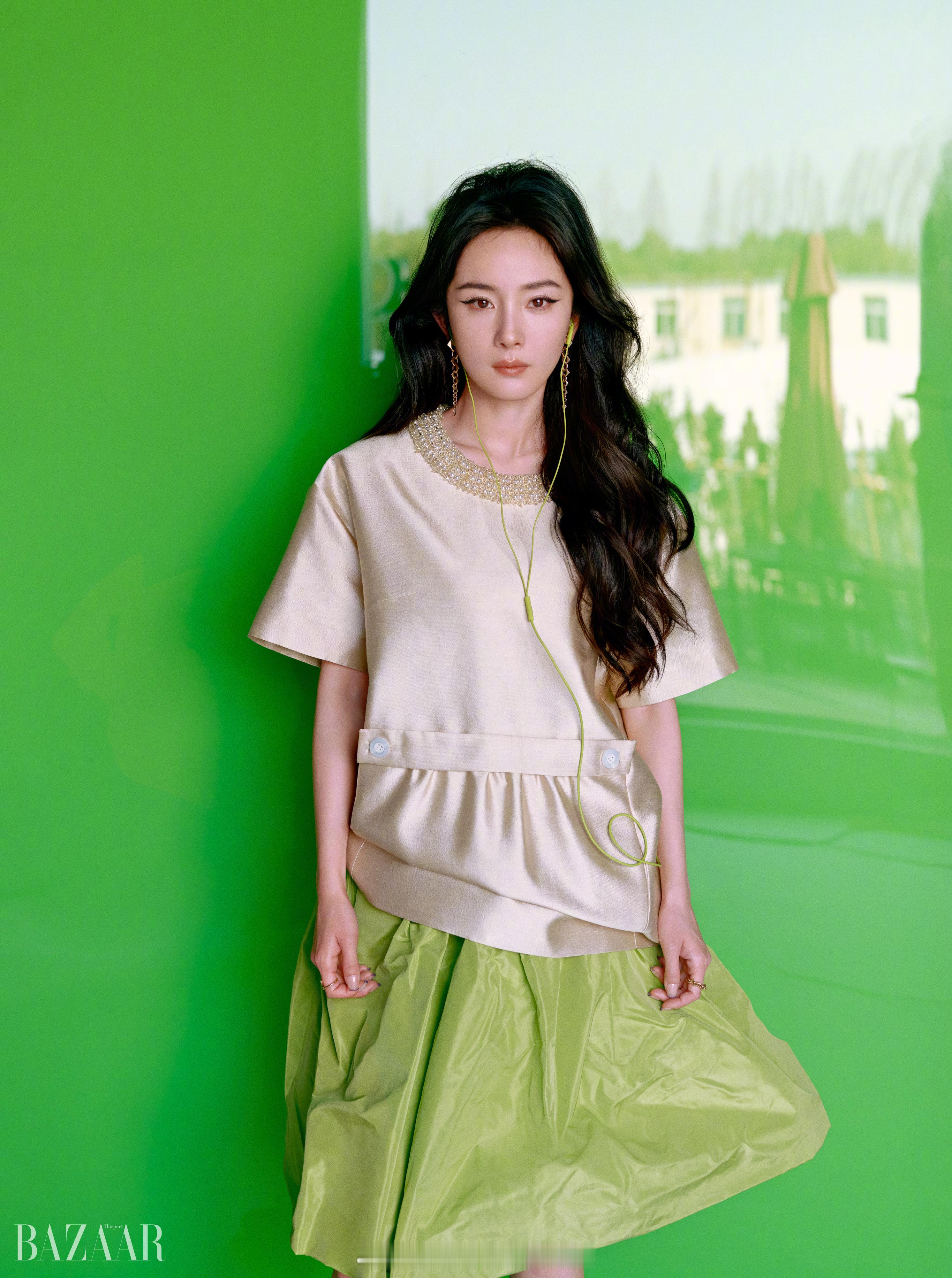 杨幂身着PRADA26春夏系列，搭配明黄色眼妆登上《时尚芭莎》三月刊封面，这也