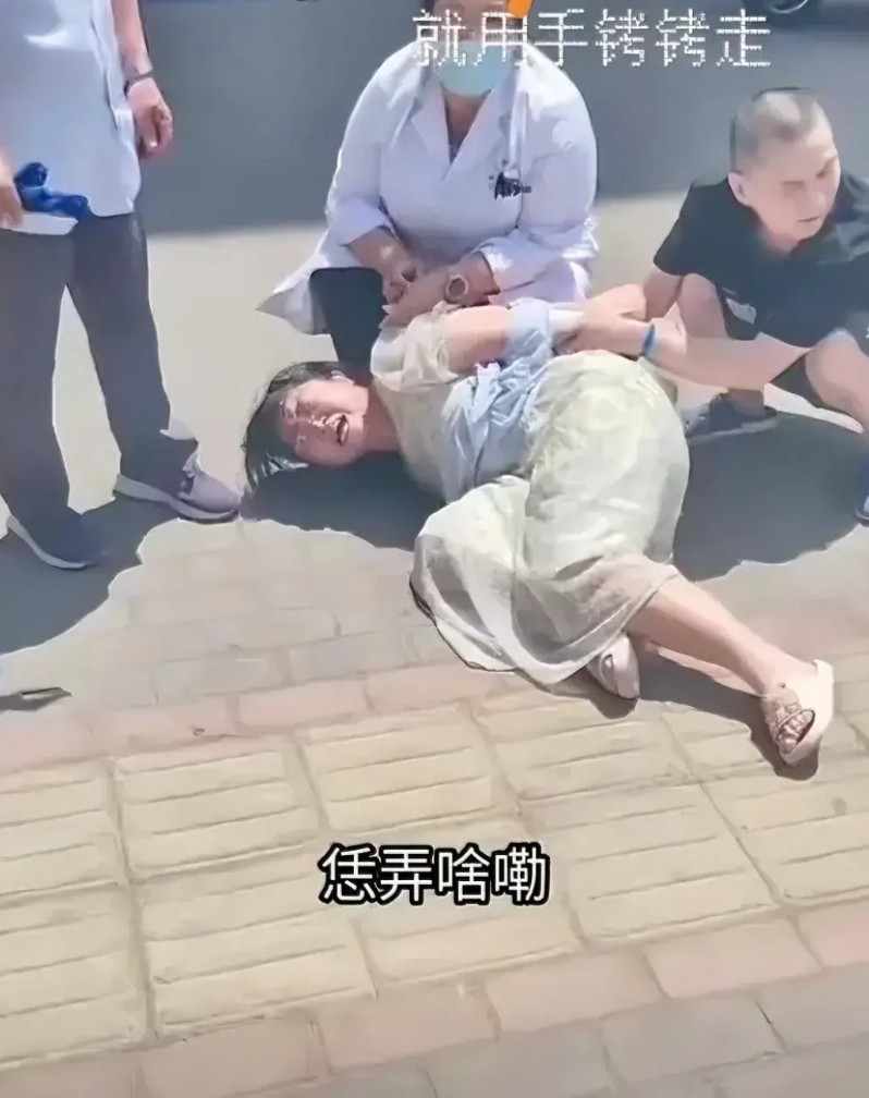 谁给医生使用手拷的权力。近日，禹州市中医院急救人员，光天化日之下，给一女士戴上手