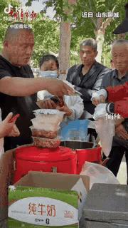 新浪财经5月29日报道，山东聊城一位年轻小伙在当地医院门口摆盒饭摊的事情火遍全网