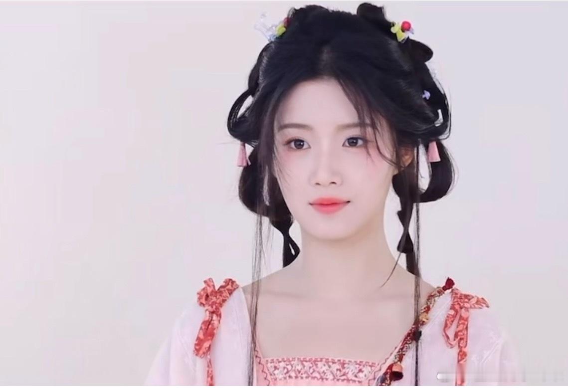 卢昱晓这个发型好少女！！！​​​