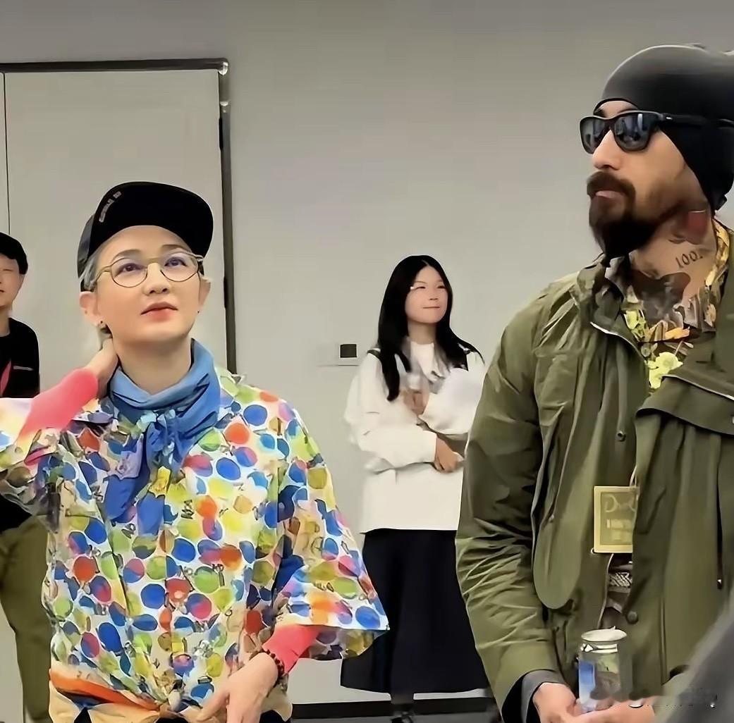 范晓萱的男友真神秘，整个人瘦瘦的，大部分脸都被胡子遮住了。看轮廓应该不丑，但这络