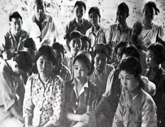 1952年，河间阐阁村女青年徐素娥，到沧州火车站icon送丈夫参军icon。发现