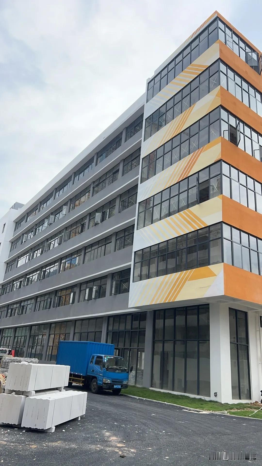 跟朋友吃饭，他说房子还得跌三年，2027年才到谷底。尤其三四线城市，前几年疯涨，