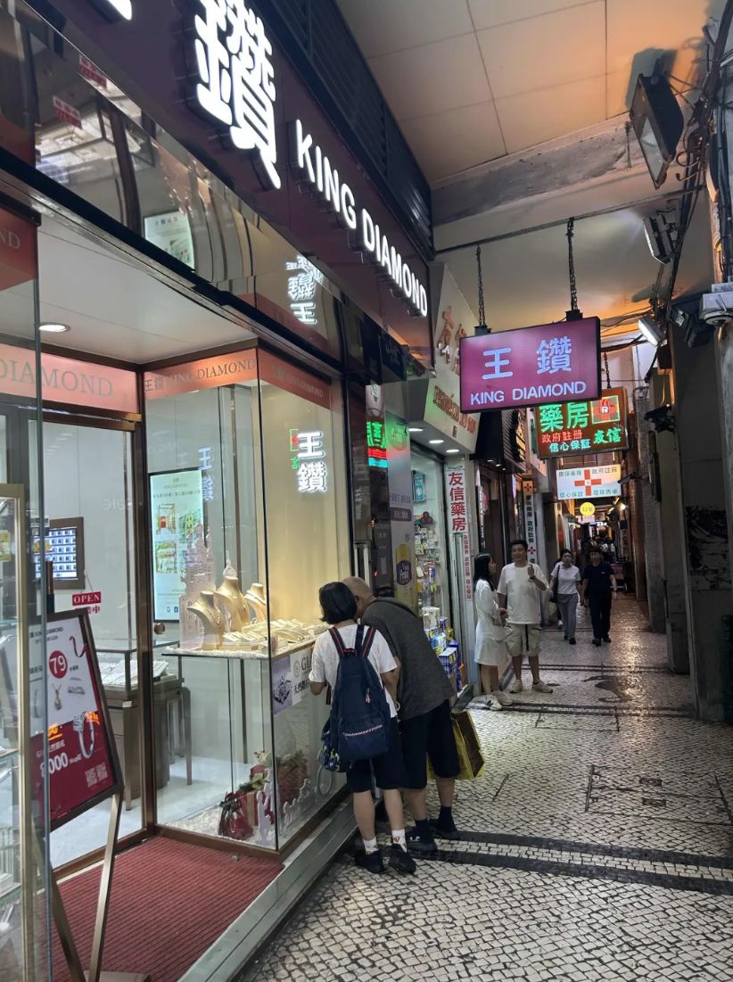 澳门真的是一个很有趣的城市，本地人大多数从事服务业，收入其实并不高。外地游客、豪