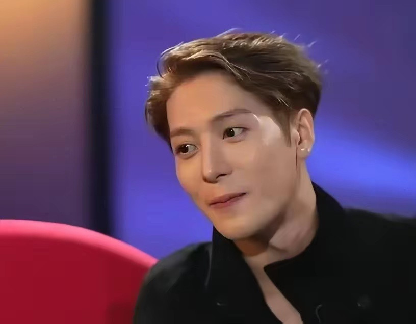 王嘉尔，这下出名了不止粉丝知道了，就连全网都知道了，原来他也是一个恋爱脑就在接受