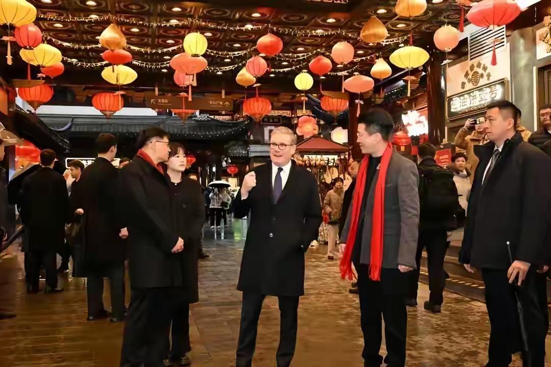 特朗普就是见不得别人好。1月30日，英国首相斯塔默来到了上海。这边，英国