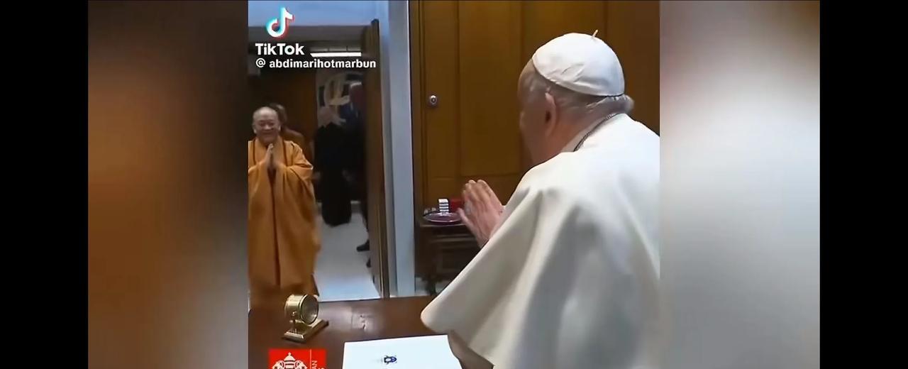 某和尚拜上帝的视频，出来了。这一套流程下来：先是拜拜→再奉上一个孔子老子雕像→