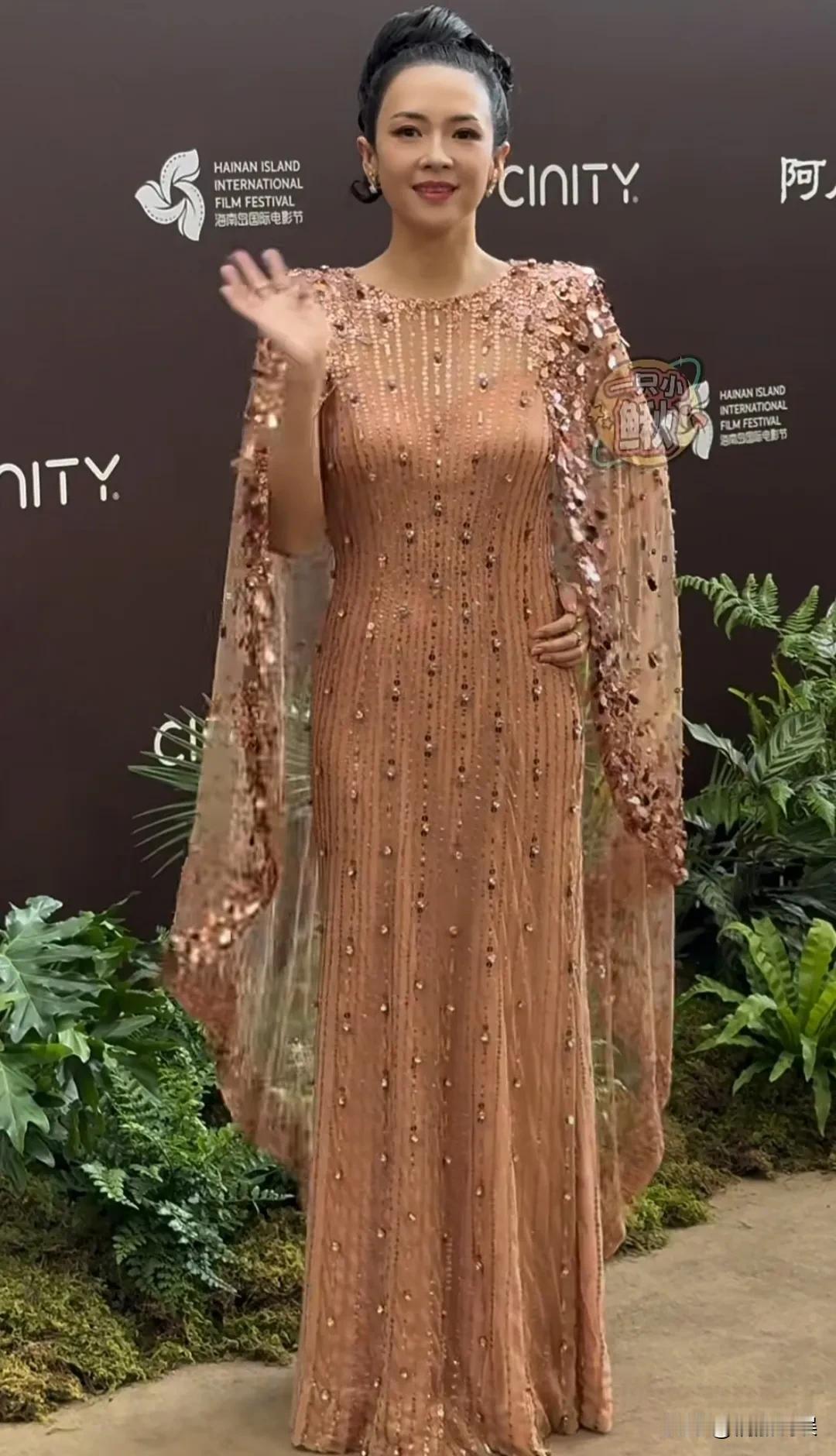 章子怡出席《阿凡达3》首映礼，穿着一身棕色亮片长裙，披着亮片披肩，头上戴着假发，