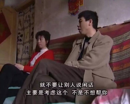 当年，冯小刚开着豪车回老家看望瘫痪多年的母亲，已经照顾母亲16年的姐姐问：“你在