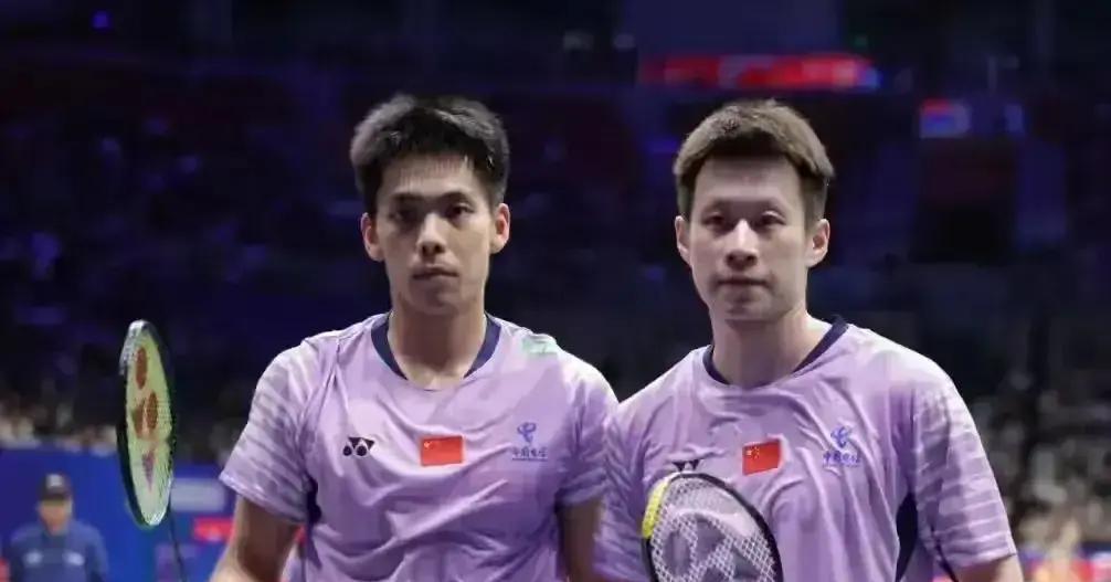 凌晨两点，国羽教练组的灯还亮着。他们做了一个疯狂决定：亲手拆散世界排名第11的