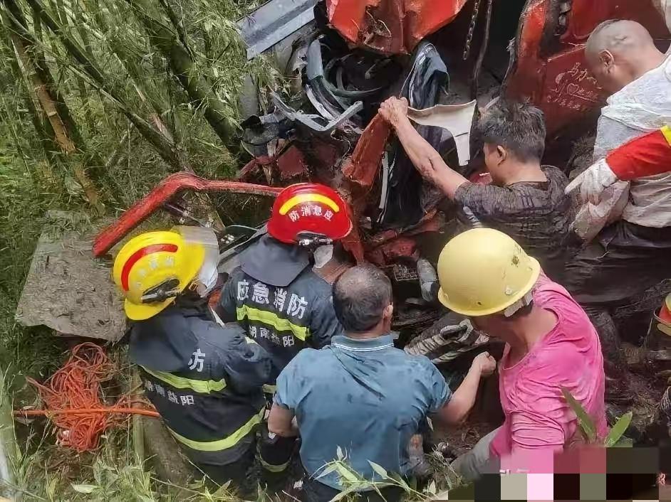 他们灭完了火，却没能回到家2月19日16时许，湖南省新化县炉观镇。一场火灾刚